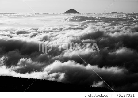 從南阿爾卑斯山千舞岳看雲上的富士山（黑白版） 76157031