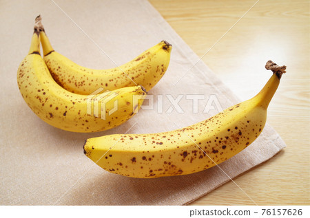 布上的香蕉糖點 76157626