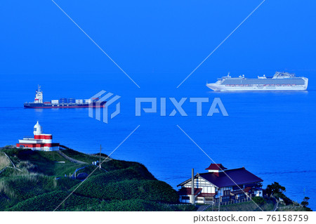 一艘在海上航行的遊輪。 76158759