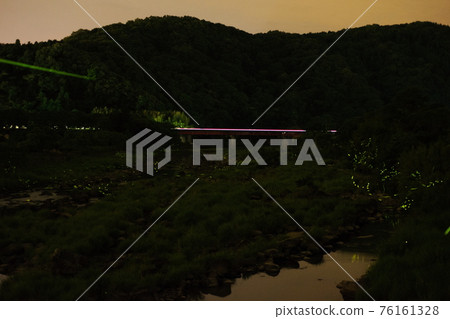 螢火蟲飛翔的風景 76161328