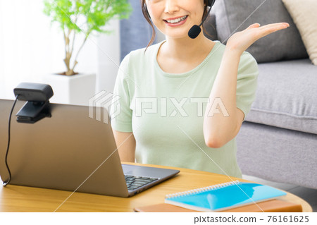 女人在家做遠程辦公 76161625