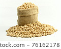 Chickpeas on gunny bag 76162178