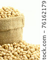 Chickpeas on gunny bag 76162179