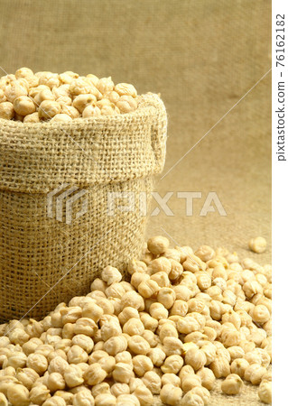 Chickpeas with sackcloth Chickpeas with sackcloth 76162182