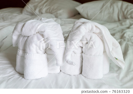 couple of figures from a towel an elephant greeting at a hotel in thailand couple of figures from a towel an elephant greeting at a hotel in thailand 76163320