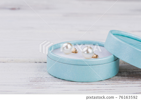 Pearl earrings in gift box. 76163592