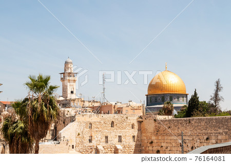 The Wailing Wall and the Dome of the Rock in Jerusalem The Wailing Wall and the Dome of the Rock in Jerusalem 76164081