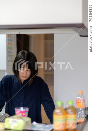 Women who feel fatigue, loneliness, and stress from raising children Women who feel fatigue, loneliness, and stress from raising children 76164532