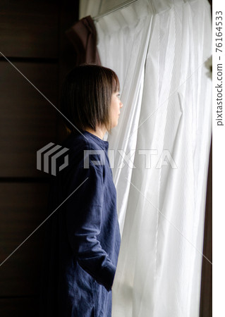 因撫養孩子而感到疲勞,孤獨和壓力的婦女 因撫養孩子而感到疲勞,孤獨和壓力的婦女 76164533