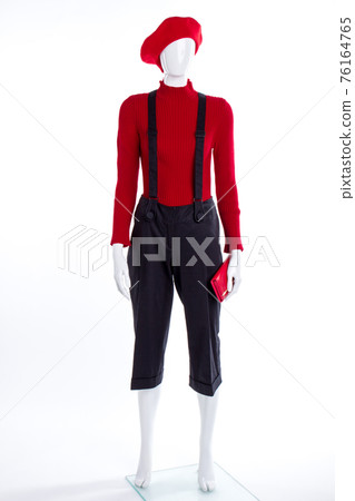 Red beret and sweater for women. 76164765