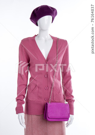 French beret, sweater and bag. 76164837