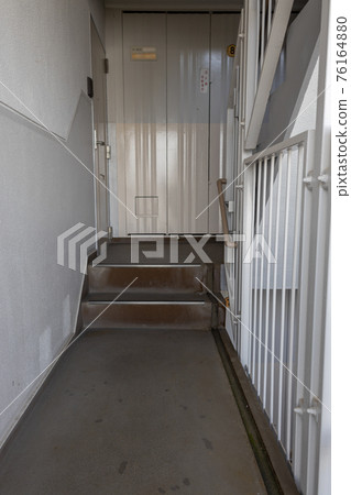 高層出租屋門口的樓梯 76164880
