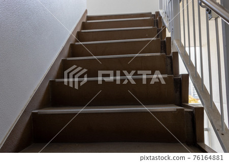 高層出租房屋的樓梯 76164881