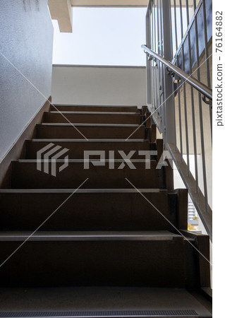高層出租房屋的樓梯 76164882