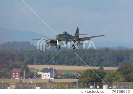 Messerschmitt Me262 landing approach Messerschmitt Me262 landing approach 76166050