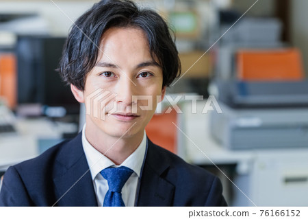 通過在辦公室看電腦屏幕工作的商人 通過在辦公室看電腦屏幕工作的商人 76166152