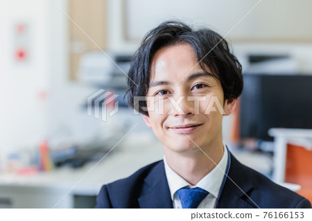 通過在辦公室看電腦屏幕工作的商人 76166153