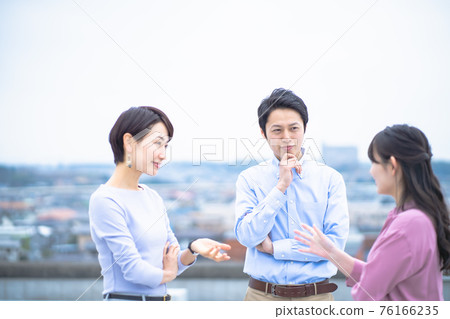 Men and women in casual clothes chatting 76166235