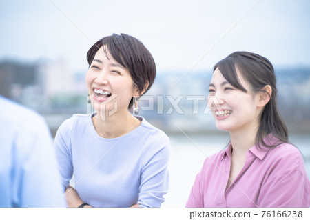 Men and women in casual clothes chatting 76166238