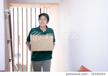 一名快遞員正在送包裹 一名快遞員正在送包裹 76166364