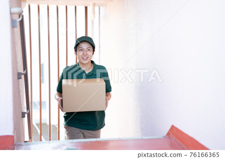 一名快遞員正在送包裹 一名快遞員正在送包裹 76166365