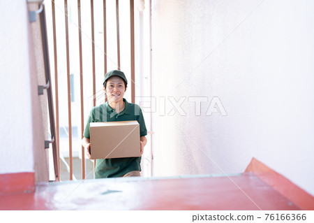 一名快遞員正在送包裹 一名快遞員正在送包裹 76166366