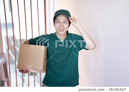 一名快遞員正在送包裹 一名快遞員正在送包裹 76166367