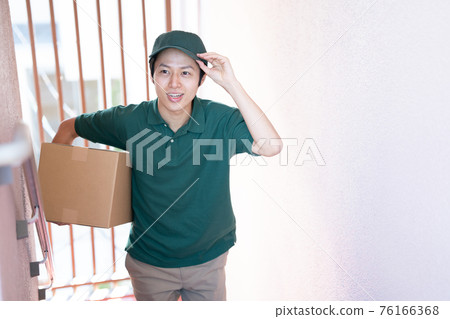 一名快遞員正在送包裹 一名快遞員正在送包裹 76166368