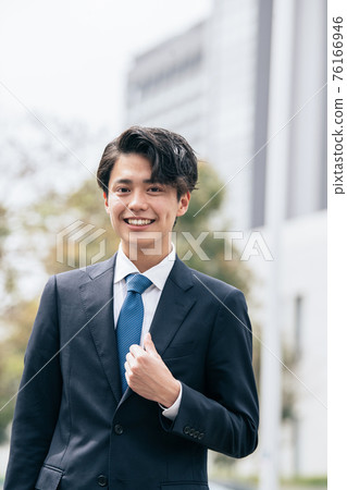 Young Japanese men in suits, new employees, job hunting images 76166946