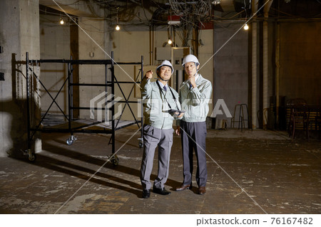 工人在建築工地工作 76167482