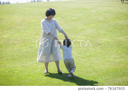 夏天在草地上玩耍的父母和孩子 夏天在草地上玩耍的父母和孩子 76167935