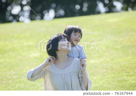 Parents and children playing on the grass in summer Parents and children playing on the grass in summer 76167944