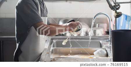 Man washing dish 76169515