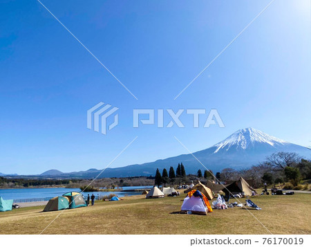 Camp together at the foot of Mt. Fuji Camp together at the foot of Mt. Fuji 76170019