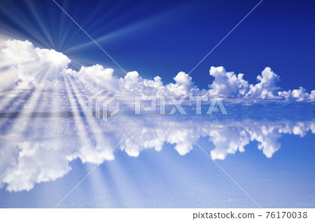 照耀入鏡湖烏尤尼鹽湖的太陽光芒 76170038