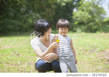 農民的父母和孩子在花園裡玩耍 農民的父母和孩子在花園裡玩耍 76170584