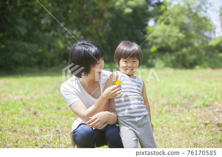 農民的父母和孩子在花園裡玩耍 農民的父母和孩子在花園裡玩耍 76170585