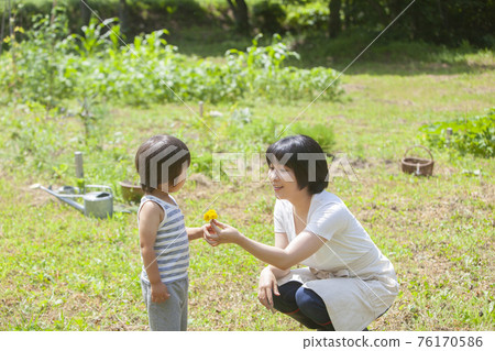 農民的父母和孩子在花園裡玩耍 農民的父母和孩子在花園裡玩耍 76170586