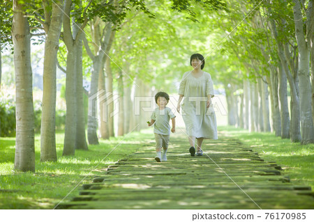 Parents walking in the park Parents walking in the park 76170985