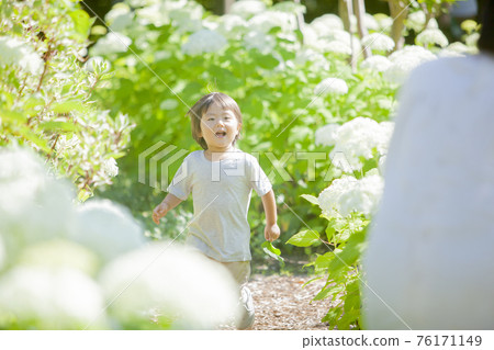 父母和孩子在花園裡玩耍 76171149