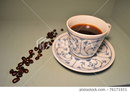 Coffee cup and coffee beans Coffee cup and coffee beans 76171931