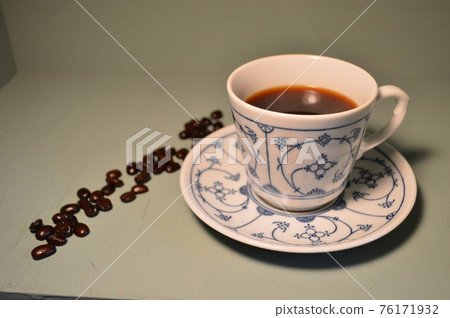Coffee cup and coffee beans Coffee cup and coffee beans 76171932