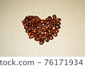 Coffee beans heart mark 76171934