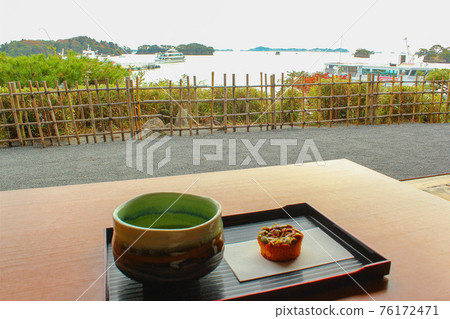 Take a break with a delicious matcha while enjoying the view of Matsushima 76172471