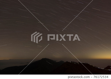 南阿爾卑斯的赤石山和星星的軌跡 76172534
