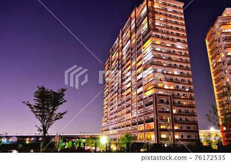 涼爽的公寓夜景 76172535