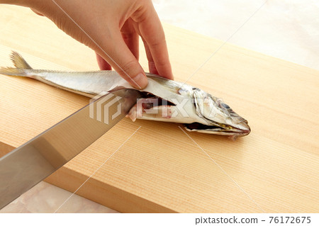 用菜刀處理竹莢魚的手 76172675