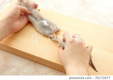 Hands to prepare squid 76172677