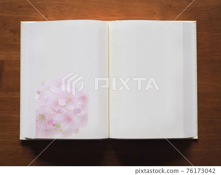 已打開櫻花頁的書 76173042