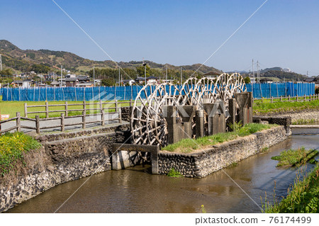 等待水稻種植季節的活躍三重水車 福岡縣朝倉市 76174499